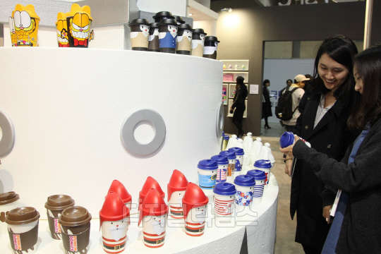 지난 11일 경기도 일산 킨텍스에서 열린 '디자인 코리아 2015'에서 관람객들이 디자인경영대상 대통령상을 수상한 SPC그룹의 전시부스를 관람하고 있다. SPC그룹 제공